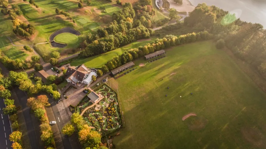 Clubhaus und Driving Range von oben