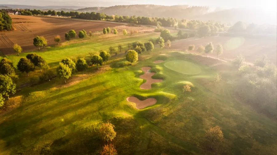 Fairway mit Bunkern im Herbstlicht