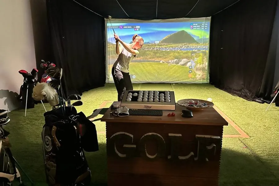 Golferin am TrackMan-Simulator im Green Corner