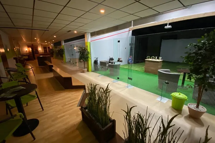 Der Green-Corner-Bereich mit Simulator hinter Glas