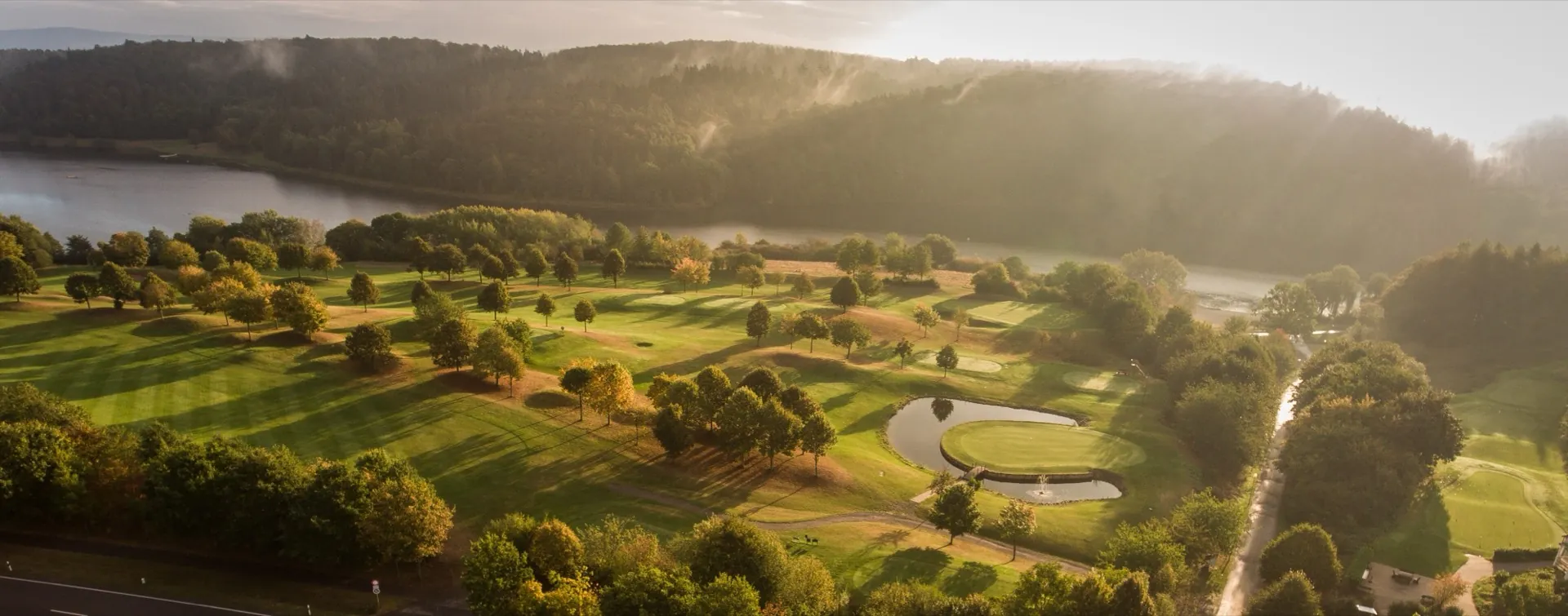Panorama der Golfanlage über dem Twistesee