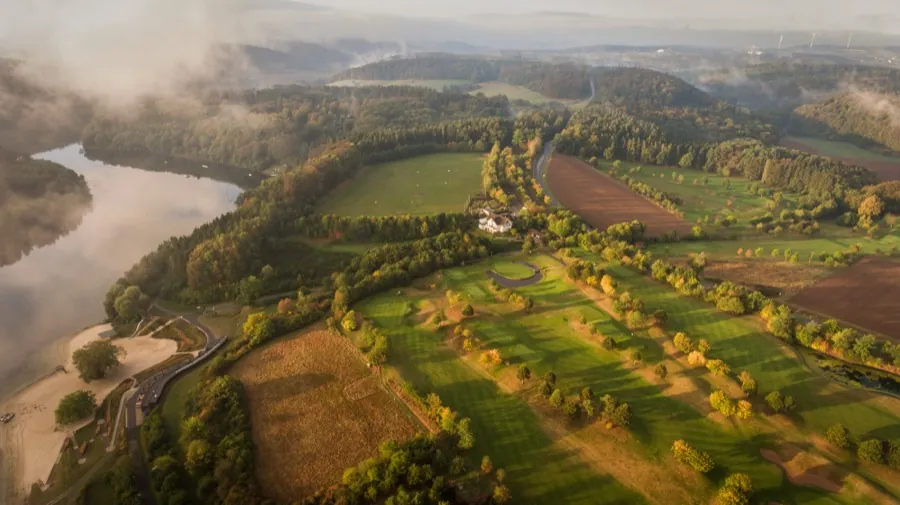 Luftaufnahme: Golfplatz und Twistesee im Herbstnebel