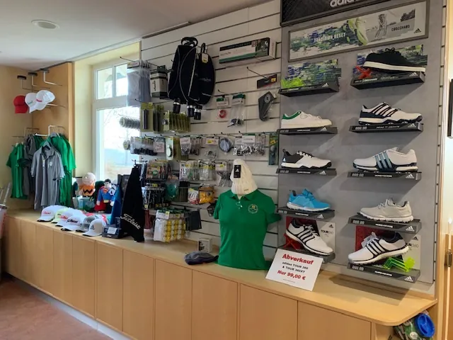 Schuhwand und Theke im Pro Shop
