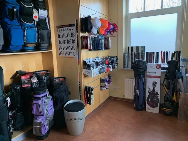 Golfbags und Trolleys im Pro Shop