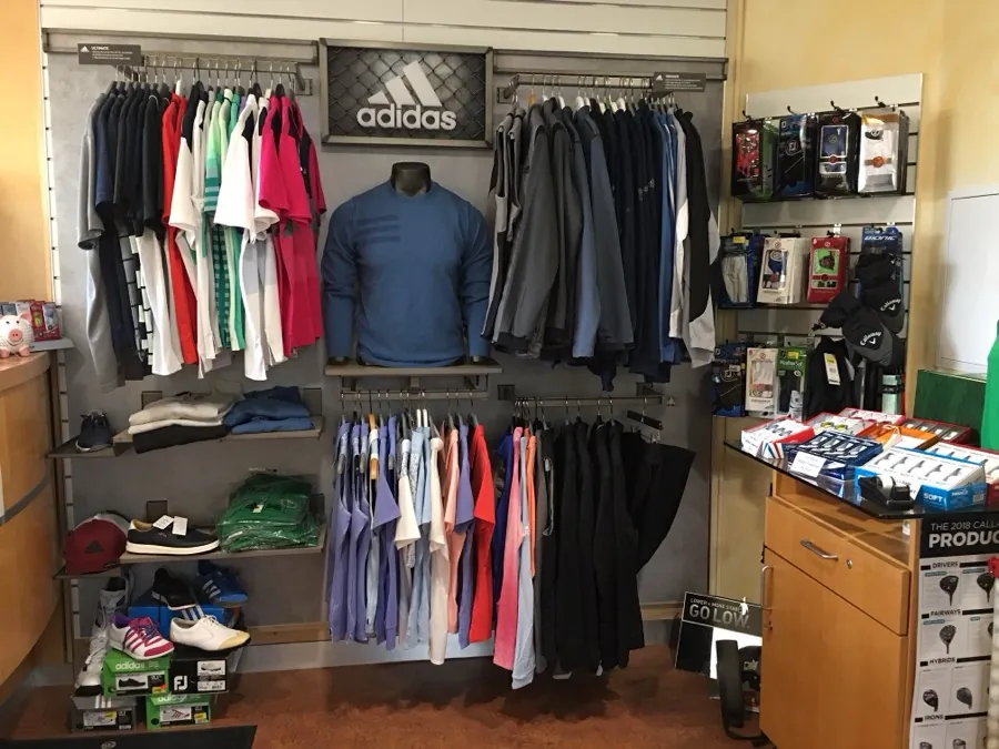Bekleidungskollektion von ADIDAS im Pro Shop