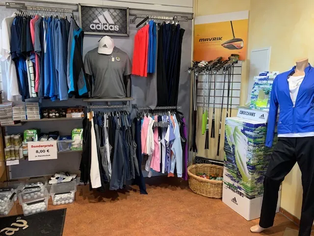 Bekleidung und Zubehör im Pro Shop