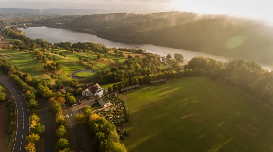 Clubhaus und Driving Range aus der Luft